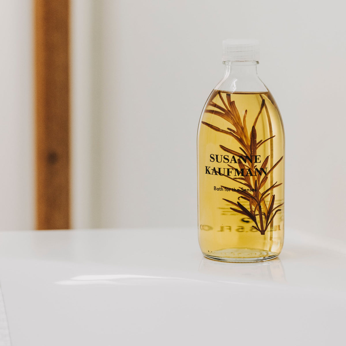 Susanne Kaufmann Bath for the Senses / Bad für die Sinne, 250ml – Flasche auf dem Badewannenrand