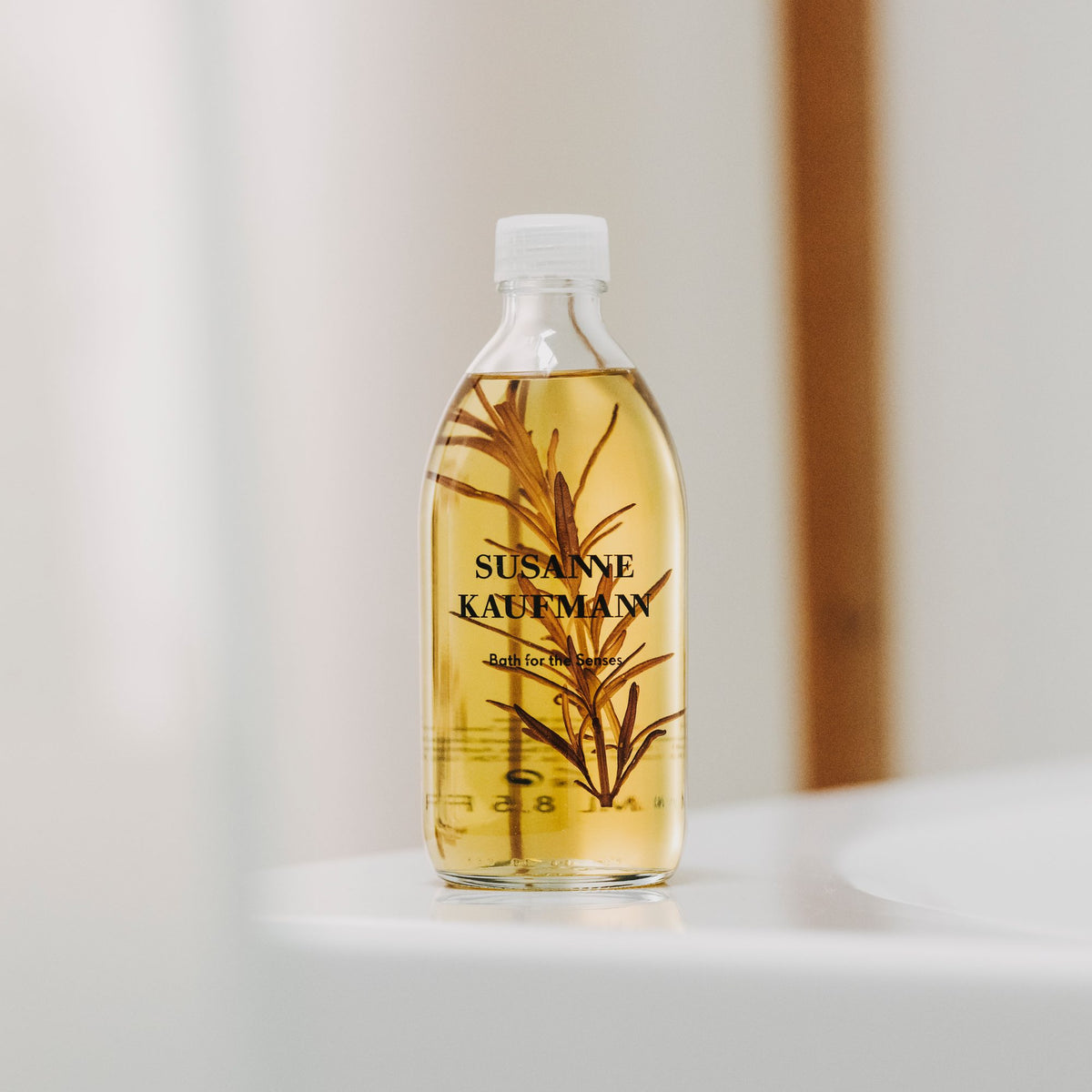 Susanne Kaufmann Bath for the Senses / Bad für die Sinne, 250ml – Flasche im hellen Badezimmer