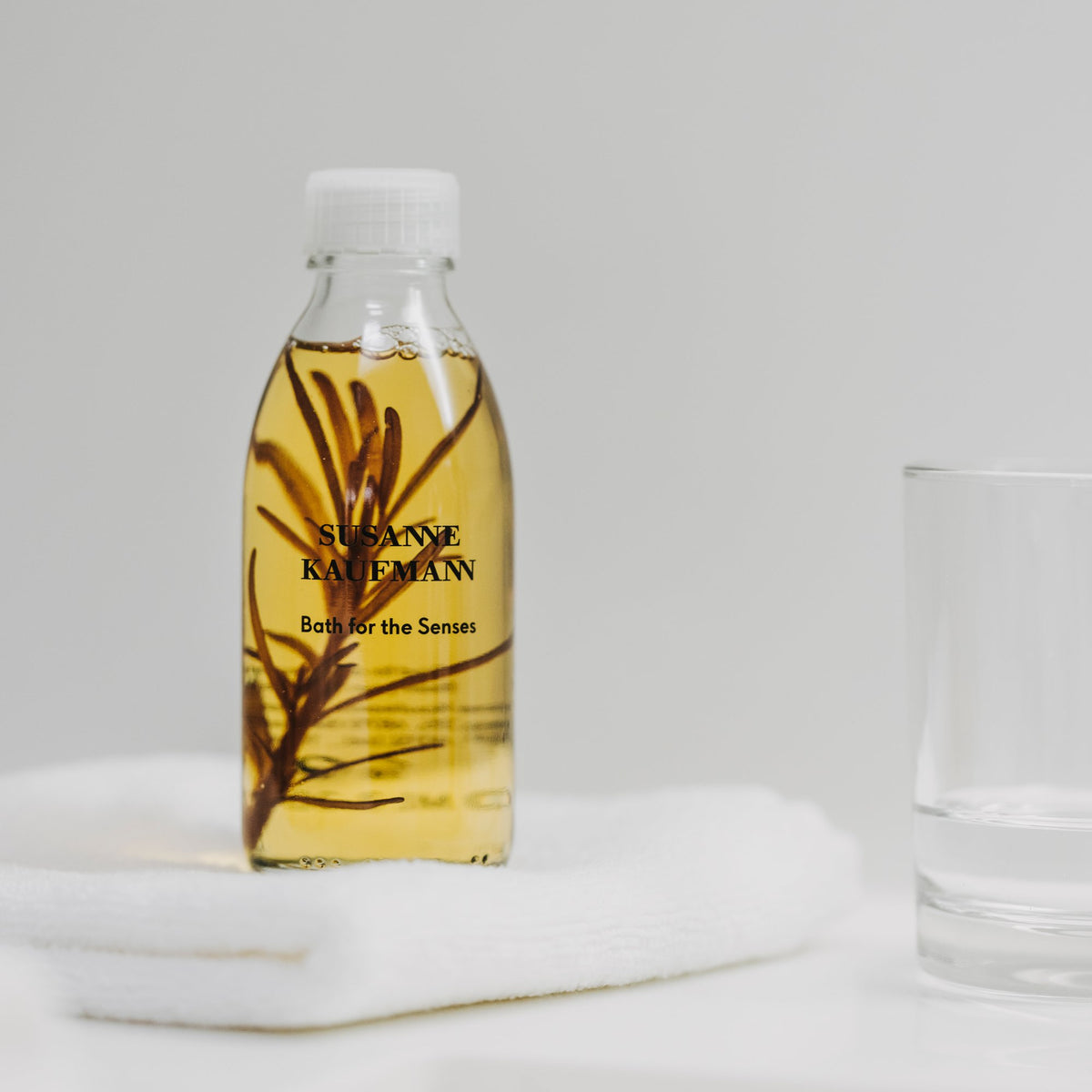 Susanne Kaufmann Bath for the Senses / Bad für die Sinne, 250ml – Flasche mit Handtuch und Wasserglas