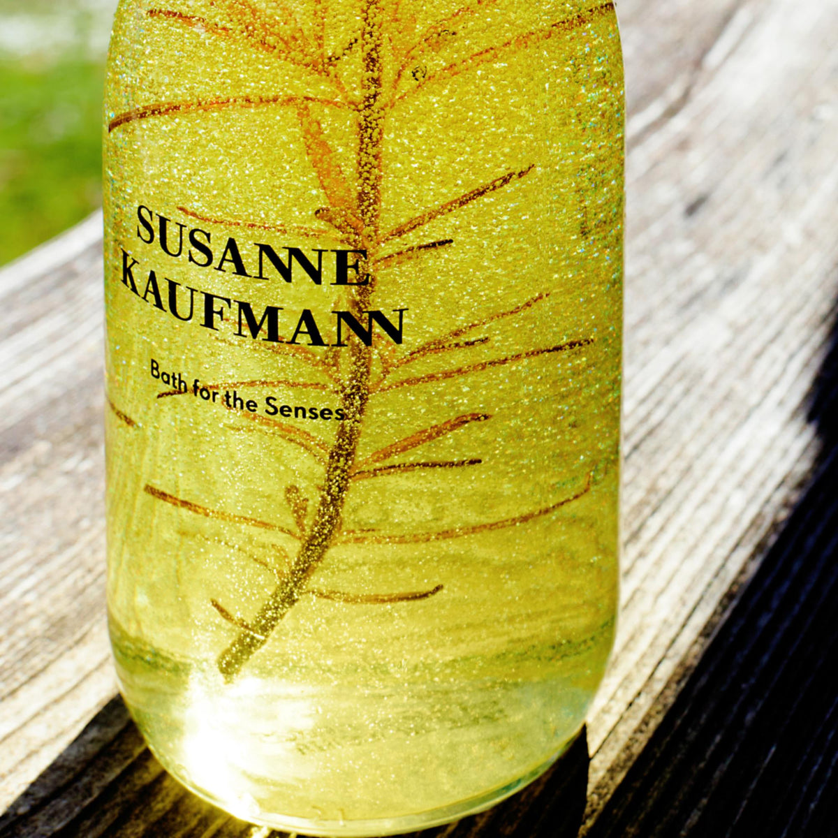 Susanne Kaufmann Bath for the Senses / Bad für die Sinne, 250ml – Flasche im Sonnenlicht im Freien