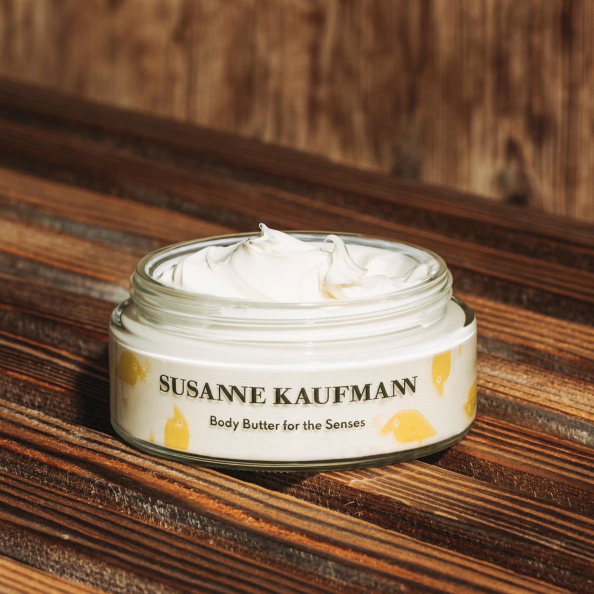 Susanne Kaufmann Body Butter for the Senses / Körperbutter, 200ml – geöffneter Tiegel auf Holz