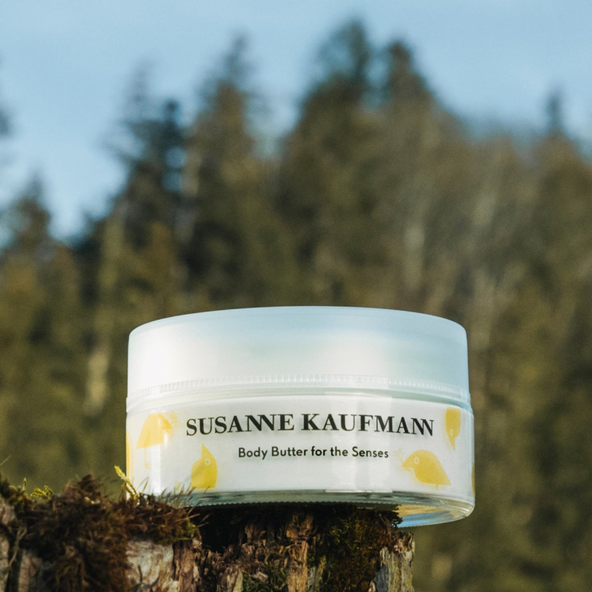 Susanne Kaufmann Body Butter for the Senses / Körperbutter, 200ml – Tiegel auf einem Baumstumpf im Wald