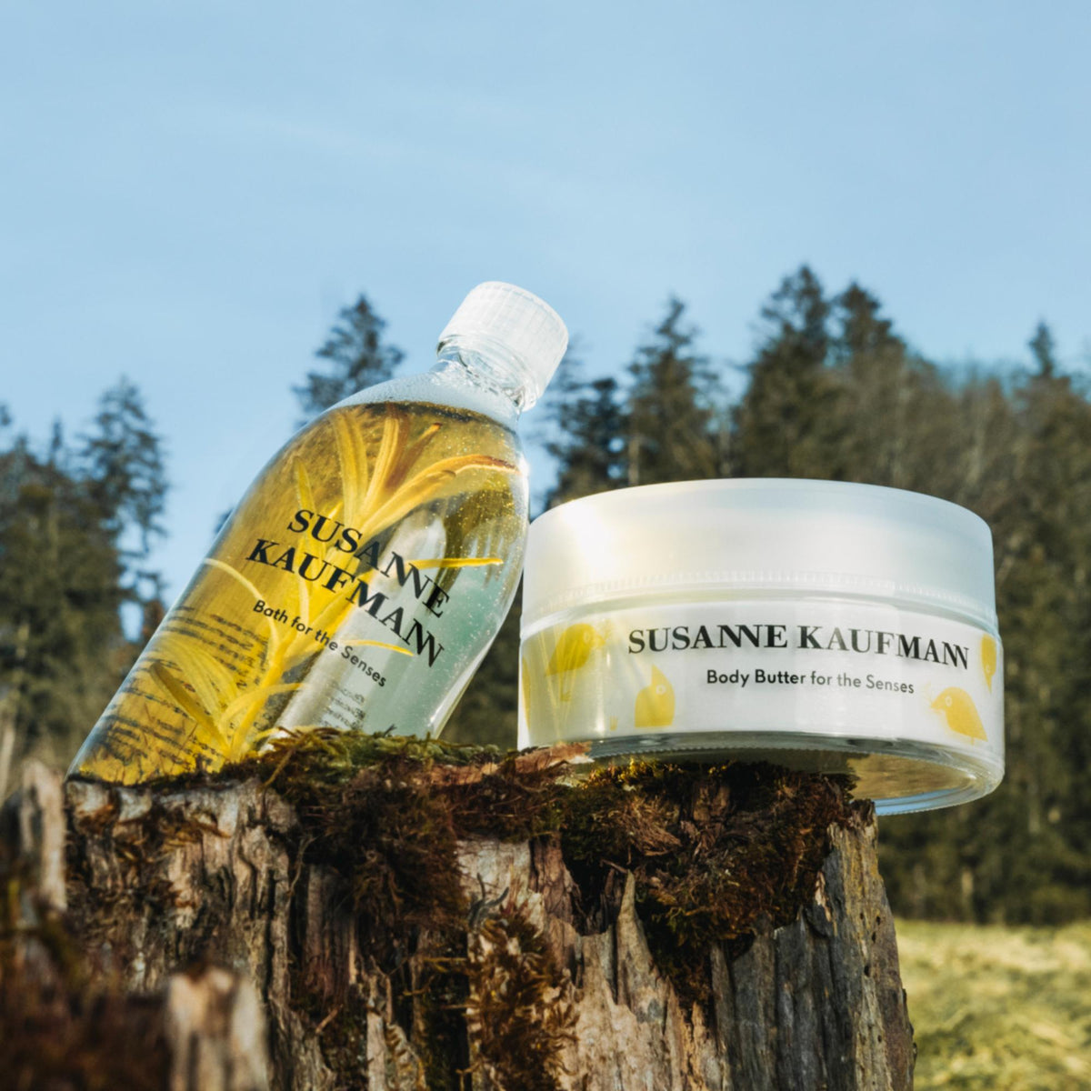 Susanne Kaufmann Body Butter for the Senses / Körperbutter, 200ml – mit Bath for the Senses auf einem Baumstumpf