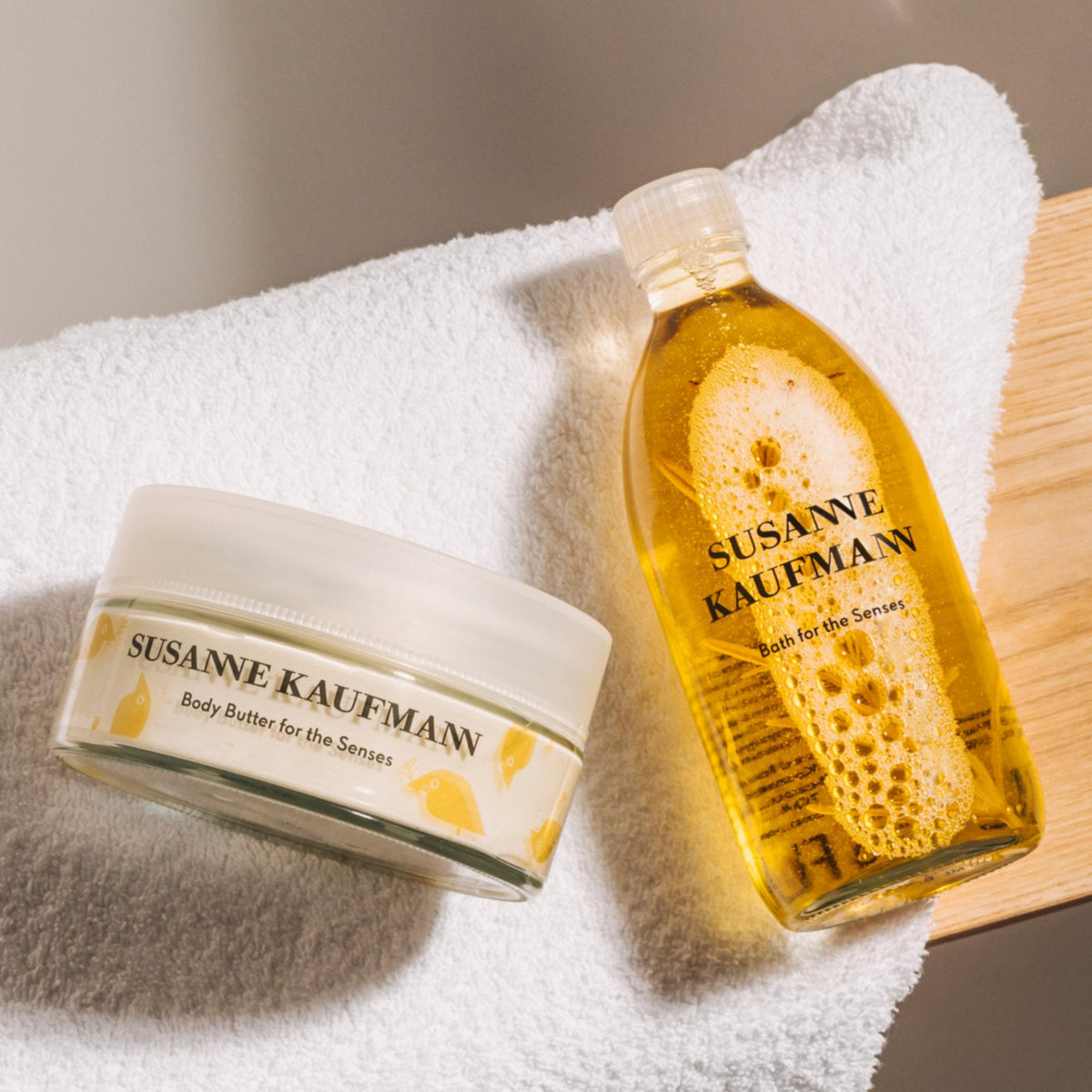 Susanne Kaufmann Body Butter for the Senses / Körperbutter, 200ml – mit Bath for the Senses auf einem Handtuch