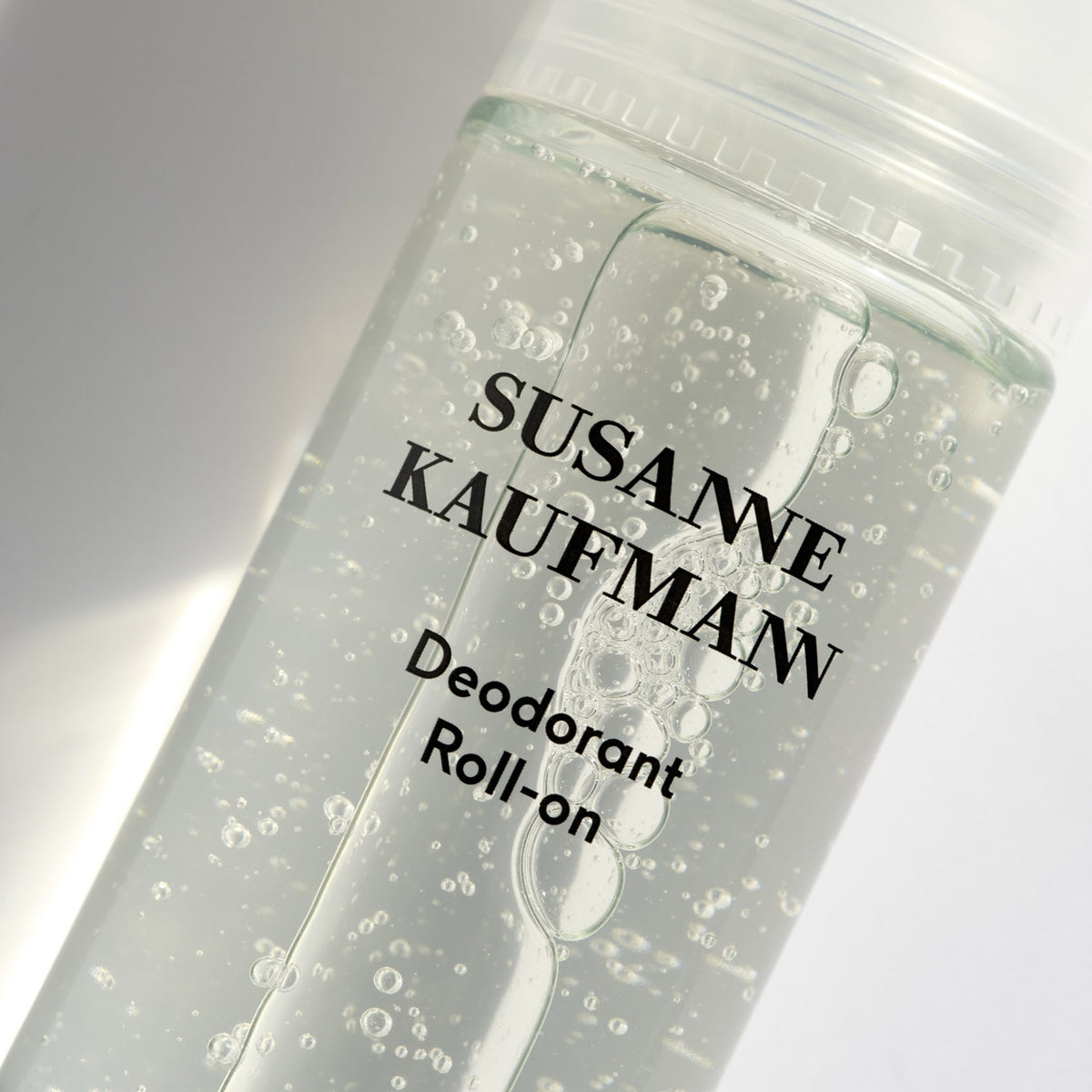 Susanne Kaufmann Deodorant Roll-On / Deo Roll-on, 50ml – Glasflakon mit Gel und Luftbläschen in Nahaufnahme