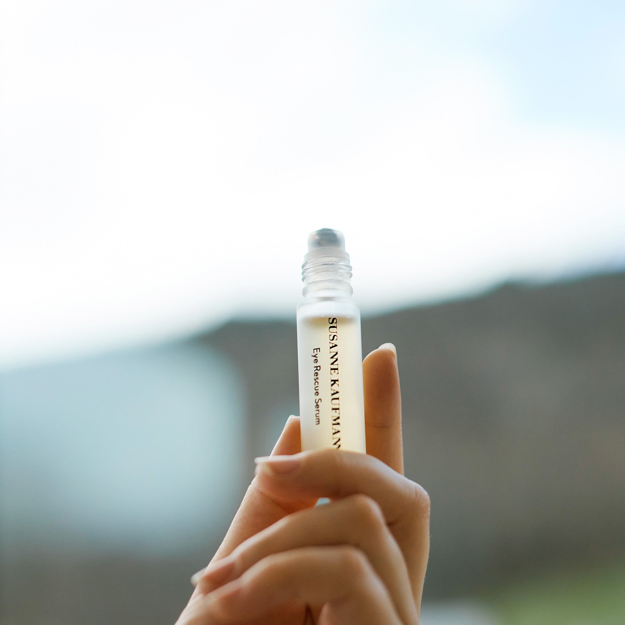 Susanne Kaufmann Eye Rescue Serum – Anwendung mit Roll-on-Applikator