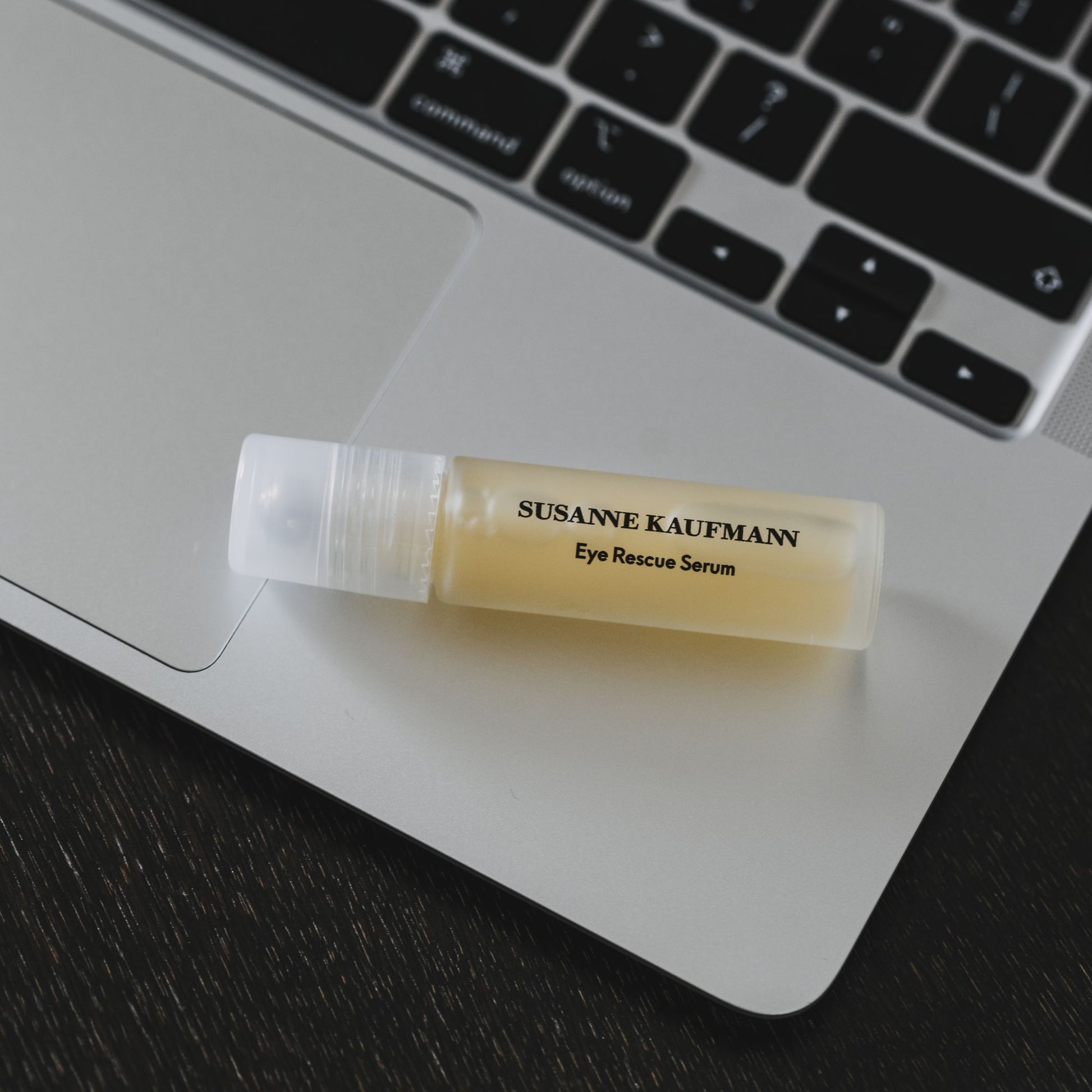 Susanne Kaufmann Eye Rescue Serum – Roll-on auf dem Laptop im Alltag