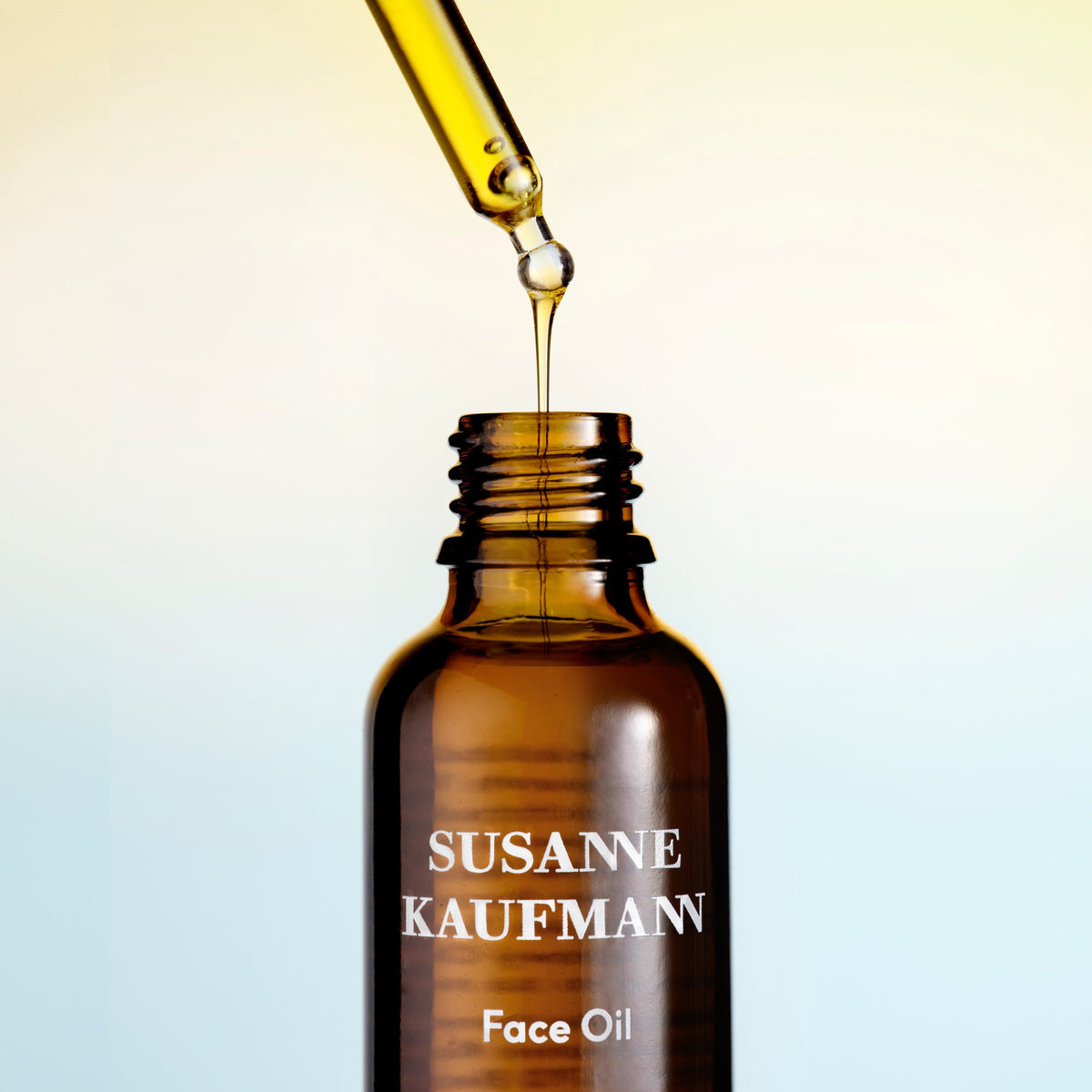 Susanne Kaufmann Face Oil / Gesichtsöl, 30ml – Pipette über der geöffneten Flasche