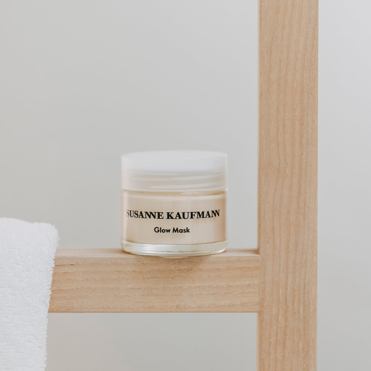 Susanne Kaufmann Glow Mask / Glow-Maske, 50ml – Tiegel auf einem Holzregal
