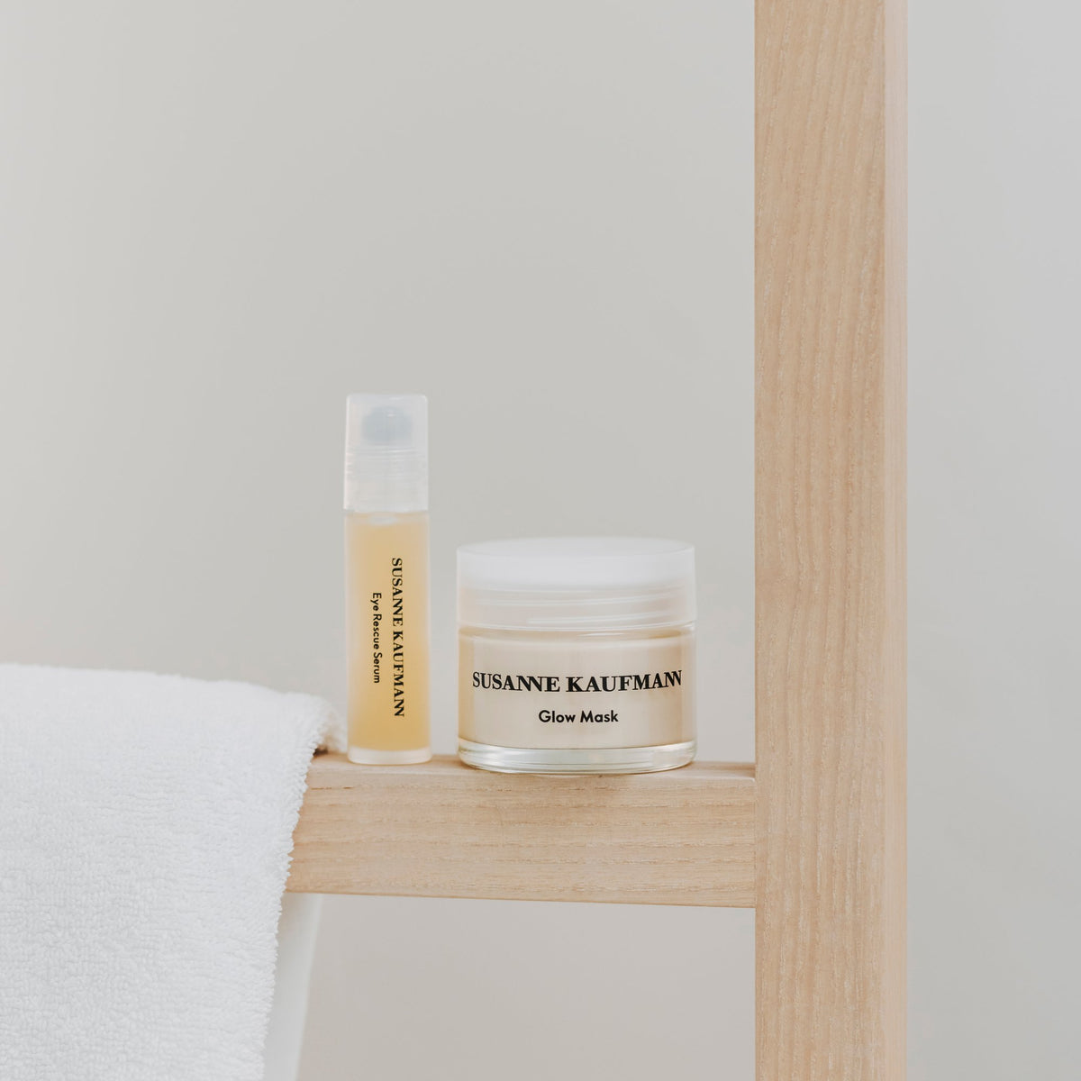 Susanne Kaufmann Glow Mask / Glow-Maske, 50ml – mit Eye Rescue Serum auf einem Holzregal