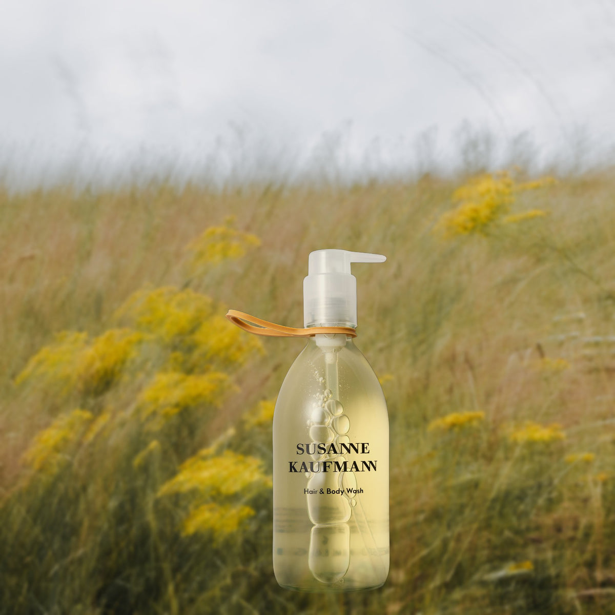 Susanne Kaufmann Body Wash / Duschgel für Körper & Haar, 250ml – Flasche in einer Sommerwiese