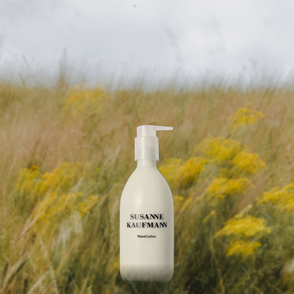Susanne Kaufmann Hand Lotion / Handlotion, 250ml – Flasche in einer Sommerwiese