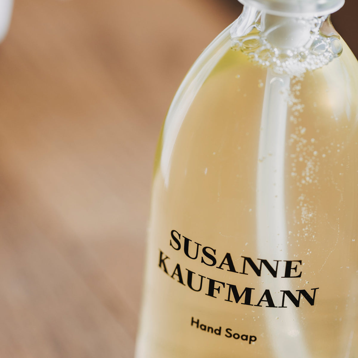 Susanne Kaufmann Hand Soap / Handseife, 250ml – Flasche in Nahaufnahme