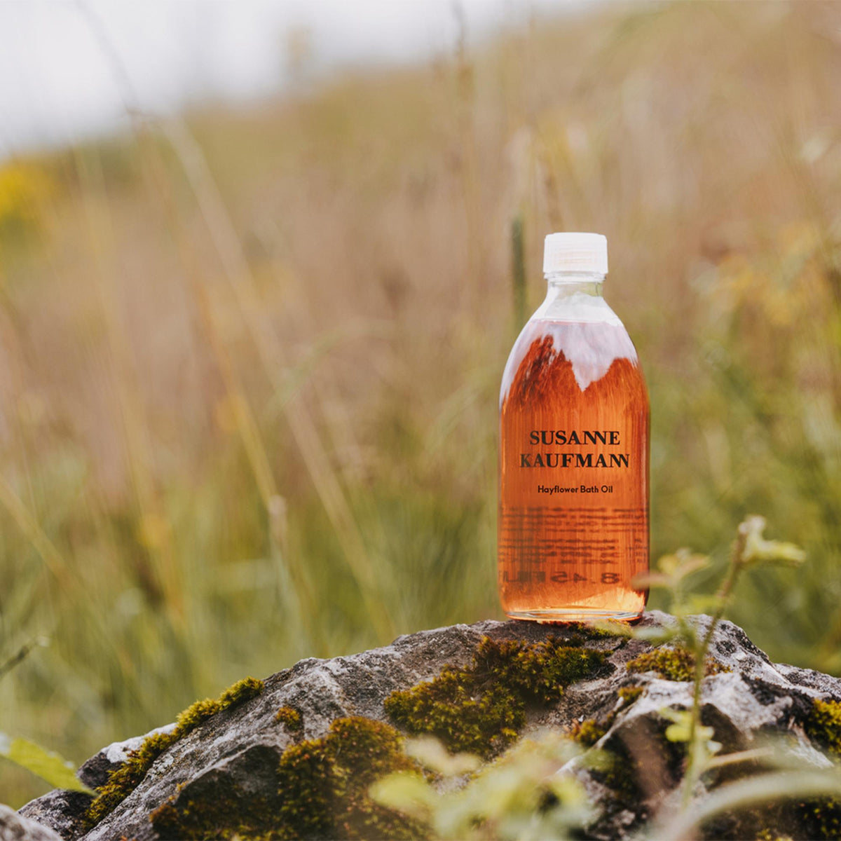 Susanne Kaufmann Hayflower Bath Oil / Heublumen-Ölbad, 250ml – Flasche in der Bergwiese