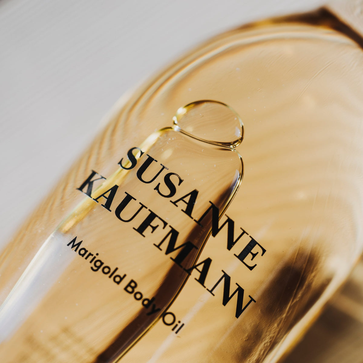 Susanne Kaufmann Marigold Body Oil / Ringelblumen-Körperöl, 100ml – Flasche in Nahaufnahme
