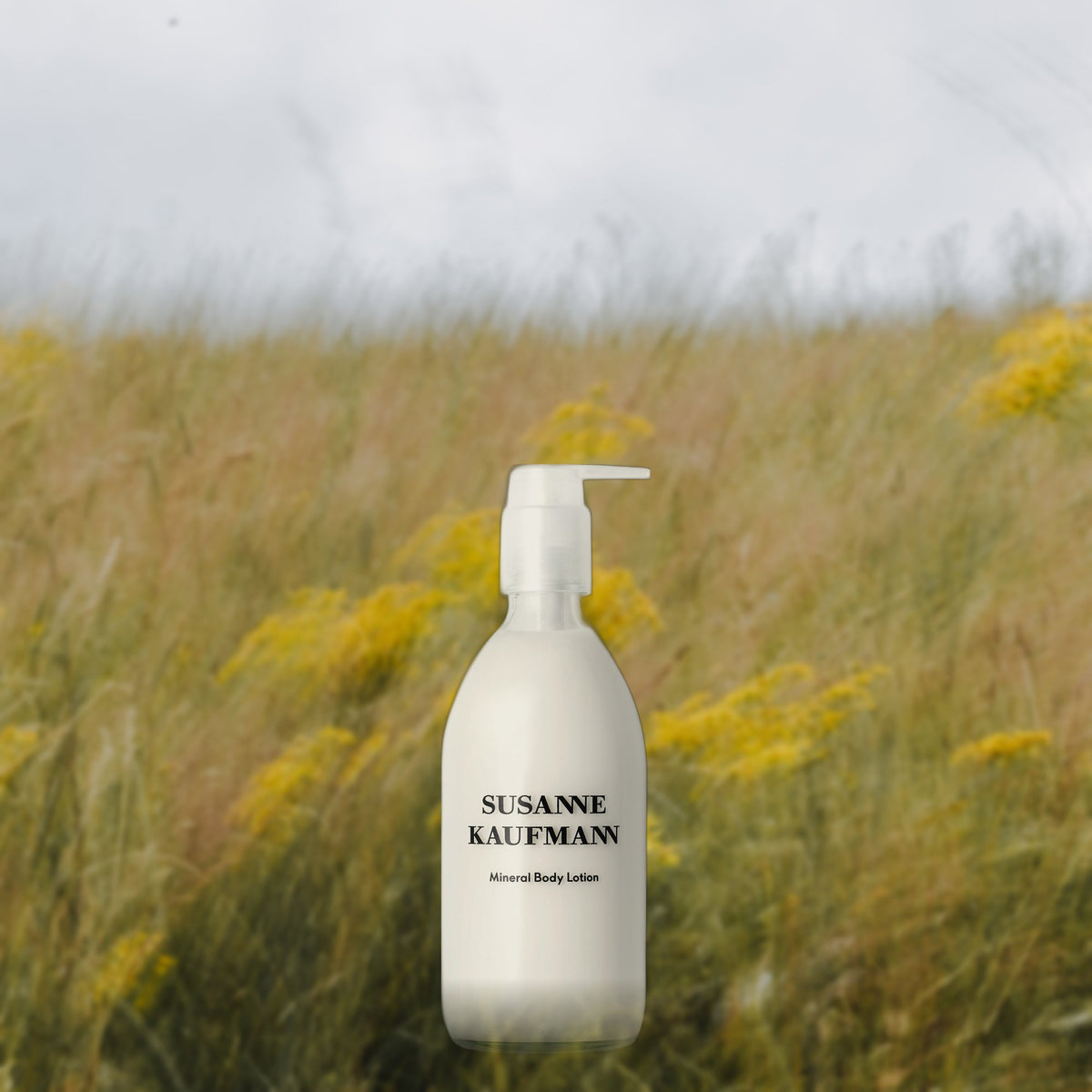 Susanne Kaufmann Mineral Body Lotion / Mineralsalz-Körperlotion, 250ml – Flasche in einer Sommerwiese