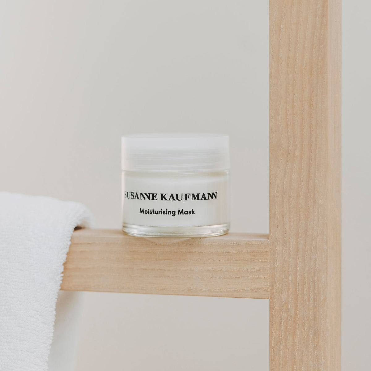 Susanne Kaufmann Moisturising Mask / Feuchtigkeitsmaske, 50ml – Tiegel auf einem Holzregal