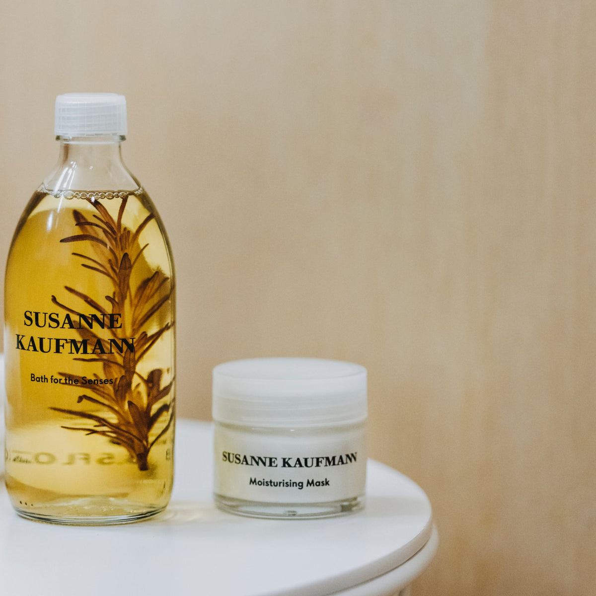 Susanne Kaufmann Moisturising Mask / Feuchtigkeitsmaske, 50ml – mit Bad für die Sinne auf einem Beistelltisch