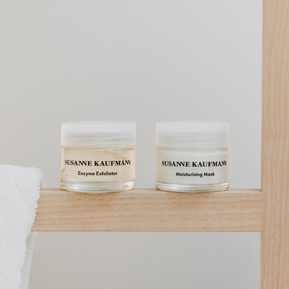 Susanne Kaufmann Moisturising Mask / Feuchtigkeitsmaske, 50ml – mit Enzympeeling auf einem Holzregal