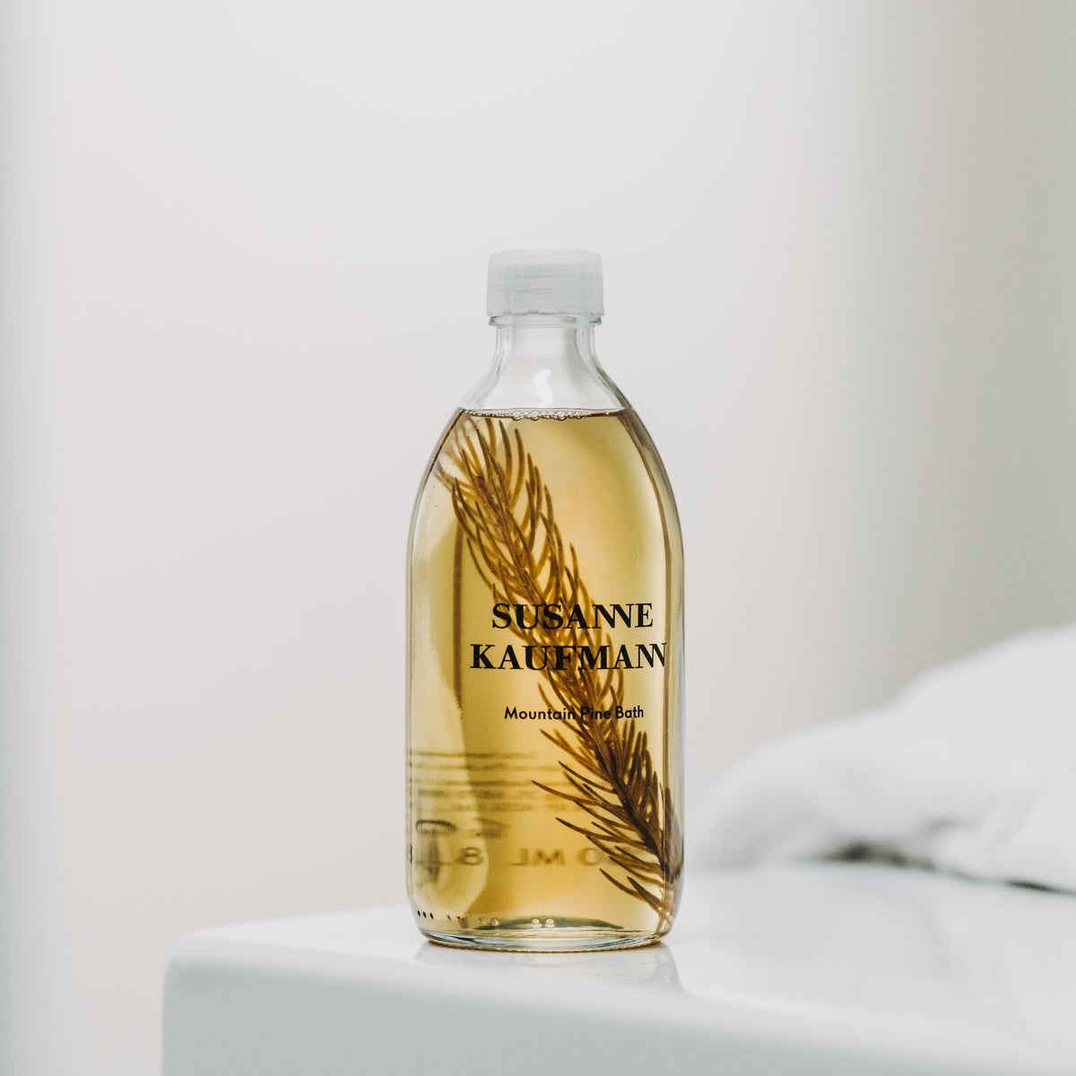 Susanne Kaufmann Mountain Pine Bath / Latschenkieferbad, 250ml – Flasche im hellen Badezimmer