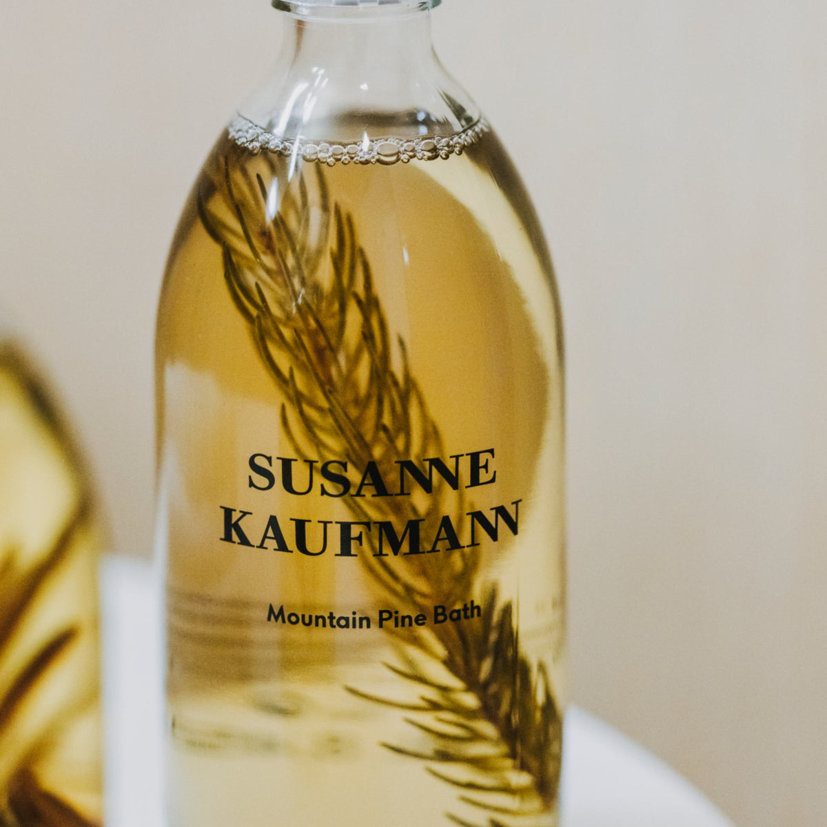Susanne Kaufmann Mountain Pine Bath / Latschenkieferbad, 250ml – Flasche in Nahaufnahme
