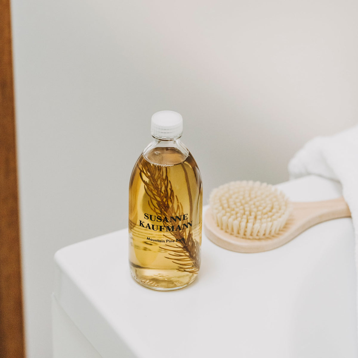 Susanne Kaufmann Mountain Pine Bath / Latschenkieferbad, 250ml – Flasche mit Badebürste