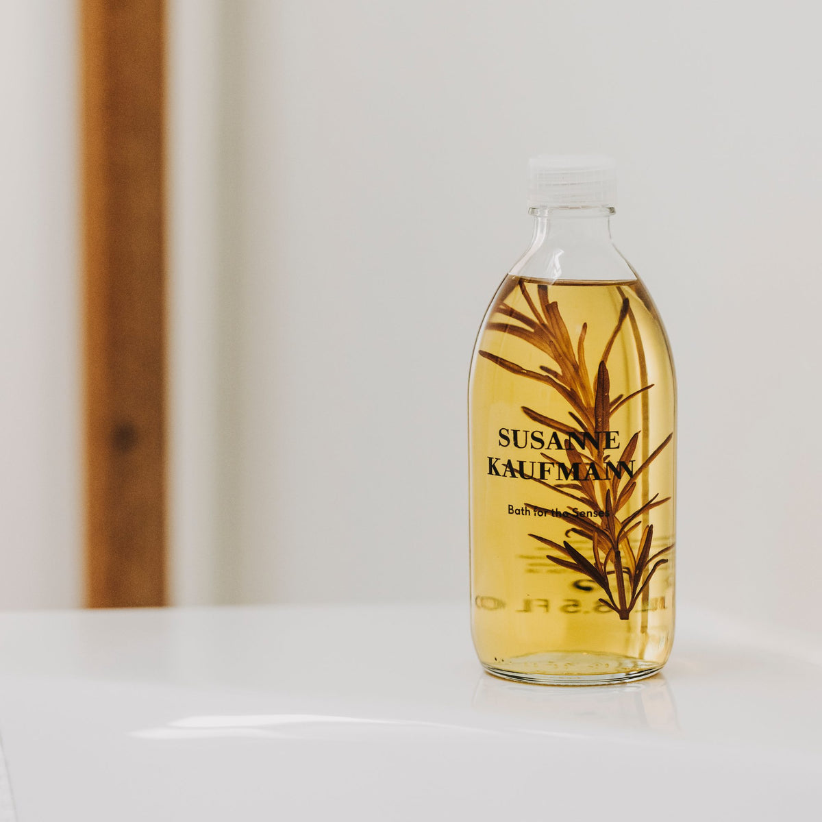 Susanne Kaufmann Mountain Pine Bath / Latschenkieferbad, 250ml – Flasche auf der Badewanne