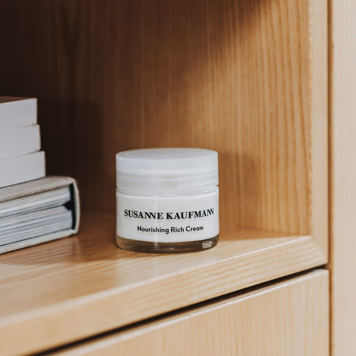 Susanne Kaufmann Nourishing Rich Cream / Reichhaltige Pflegecreme, 50ml – Tiegel in einem Holzregal