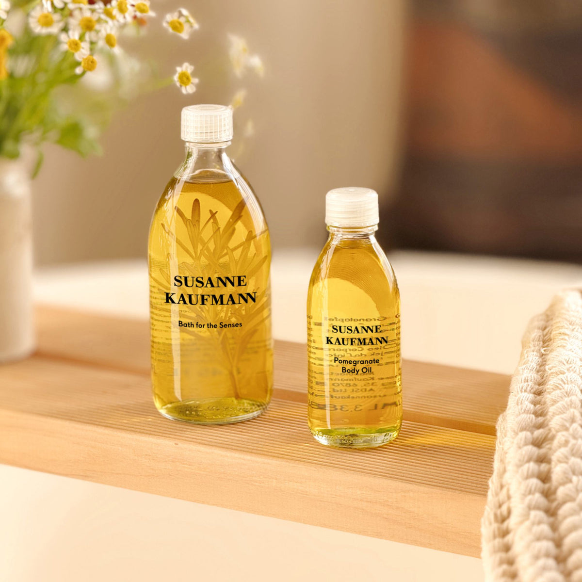 Susanne Kaufmann Pomegranate Body Oil / Granatapfel-Körperöl, 100ml – mit Bad für die Sinne auf einem Wannenbrett
