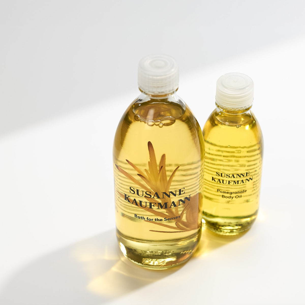 Susanne Kaufmann Pomegranate Body Oil / Granatapfel-Körperöl, 100ml – mit Bad für die Sinne im Sonnenlicht