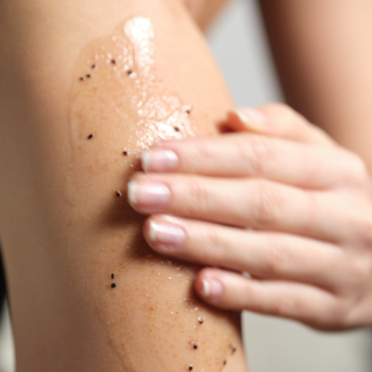Susanne Kaufmann Refining Scalp & Body Scrub / Peeling für Körper & Kopfhaut, 200ml – Einmassieren auf dem Arm