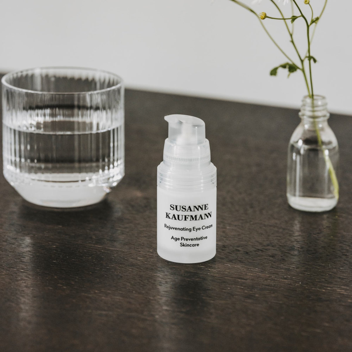 Susanne Kaufmann Rejuvenating Eye Cream / Augencreme, 15ml – Spender mit Wasserglas und Blumen