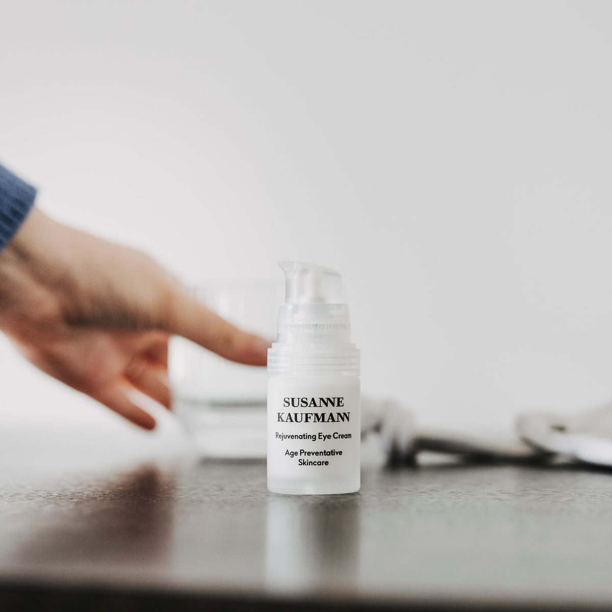 Susanne Kaufmann Rejuvenating Eye Cream / Augencreme, 15ml – Hand greift zum Spender