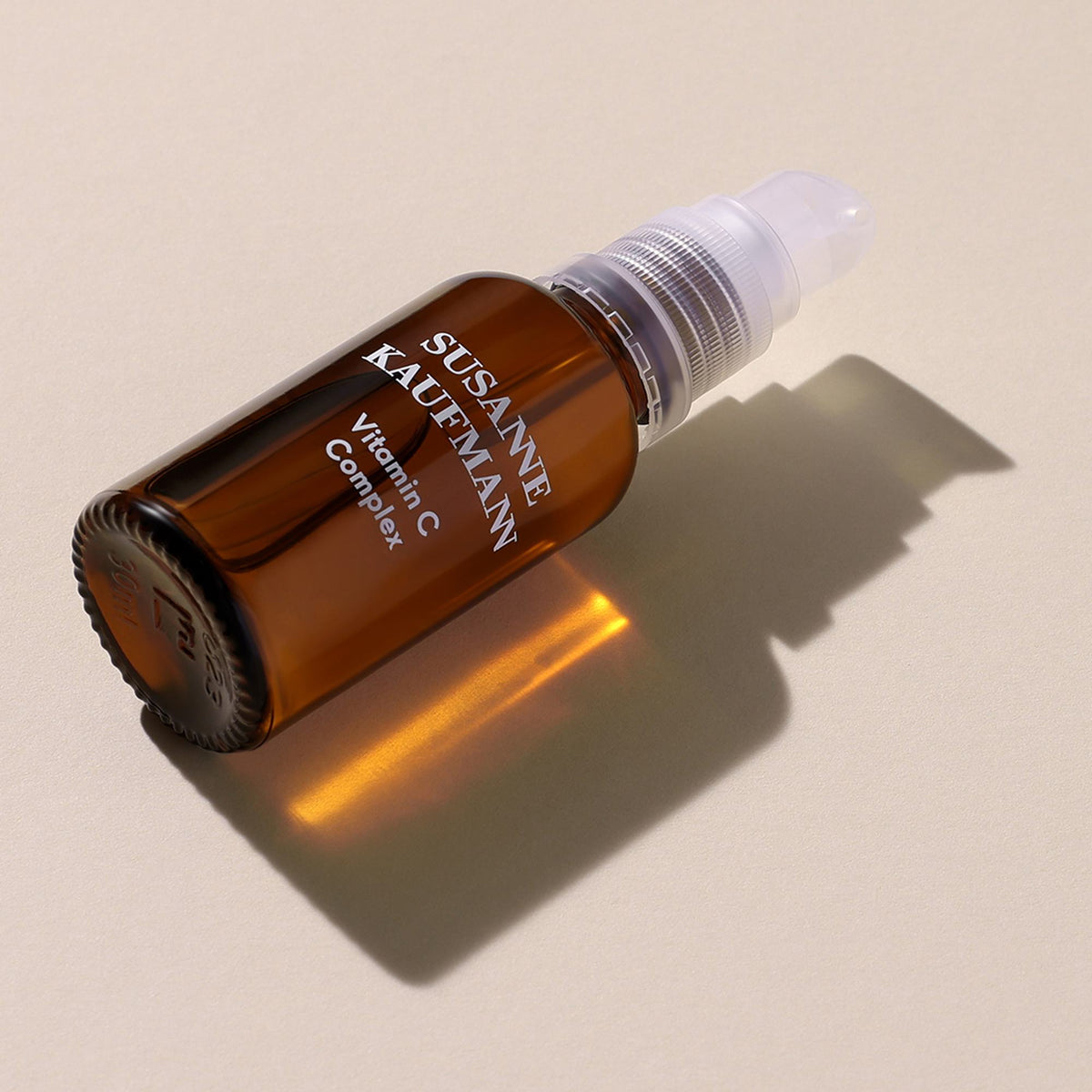 Susanne Kaufmann Vitamin C Complex Serum / Vitamin-C-Serum, 30ml – Flasche im warmen Licht
