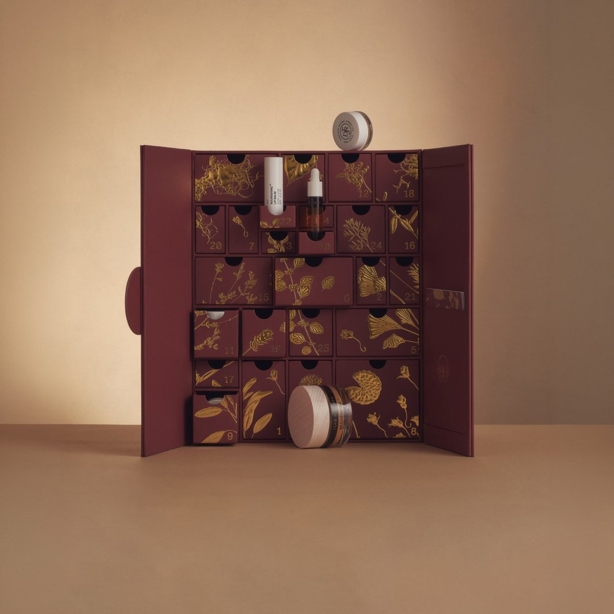 TEAM DR JOSEPH Adventskalender 2026 – geöffnete Box mit Produkten