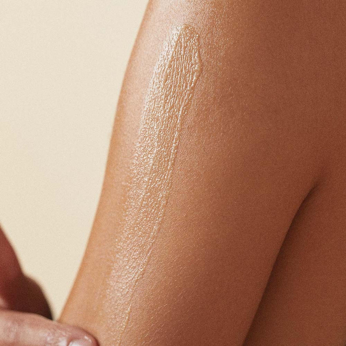 TEAM DR JOSEPH Golden Glow Body Oil, 30ml – Reisegröße – Körperöl mit Schimmer auf dem Arm