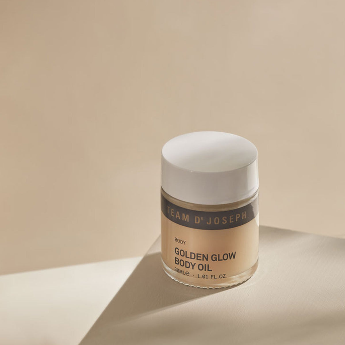 TEAM DR JOSEPH Golden Glow Body Oil, 30ml – Reisegröße – Tiegel auf Sockel