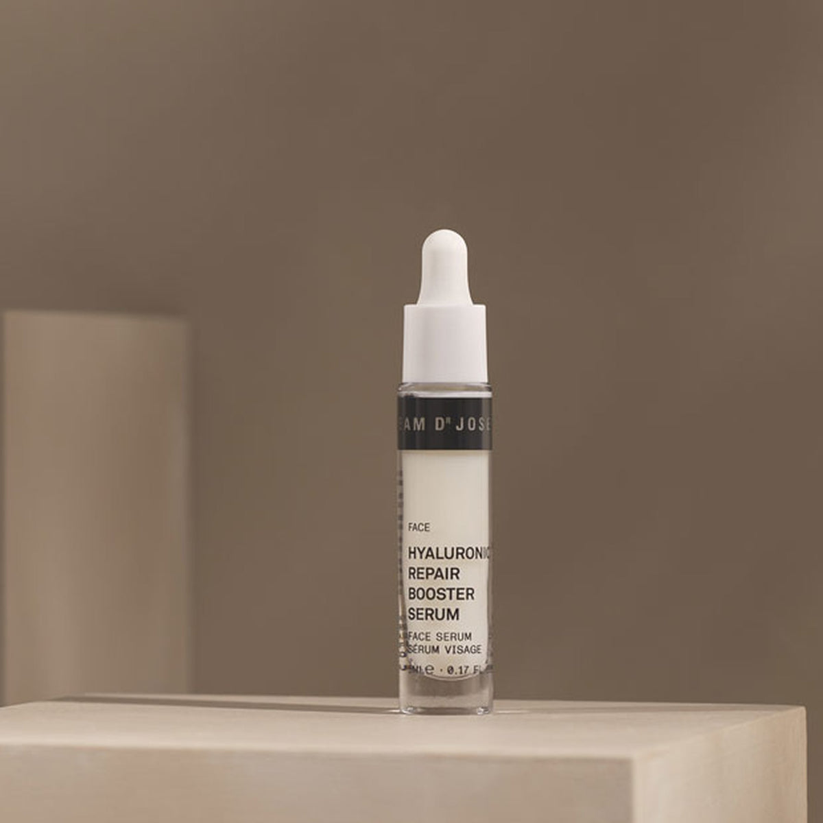 TEAM DR JOSEPH Hyaluronic Repair Booster Serum, 5ml – Reisegröße – Pipettenflakon auf Sockel
