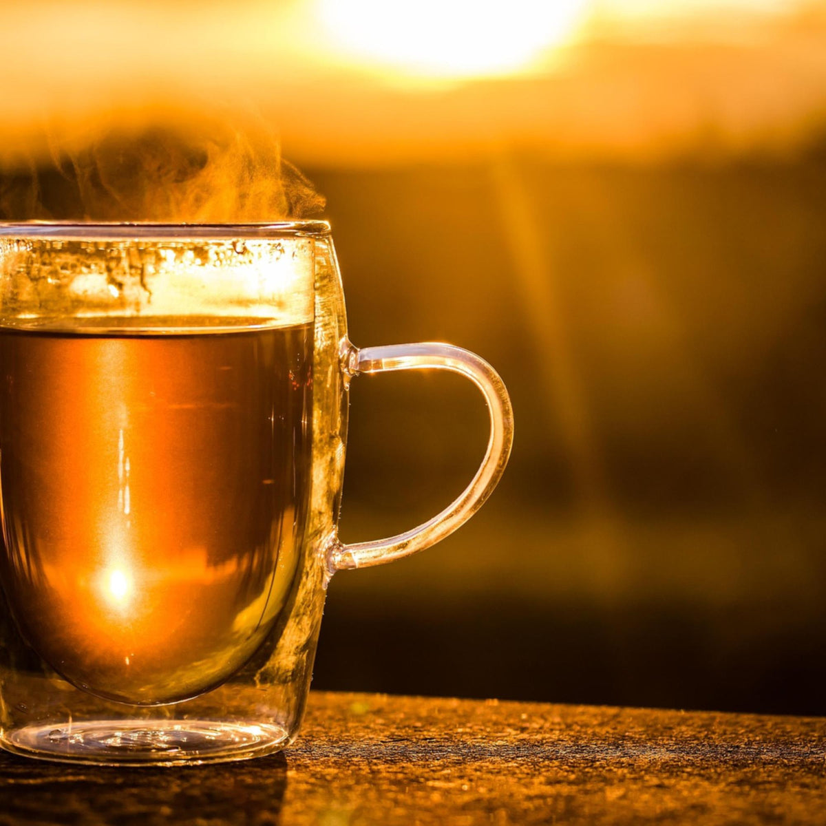 TEAM DR JOSEPH Tee – Tee im Glas im Abendlicht