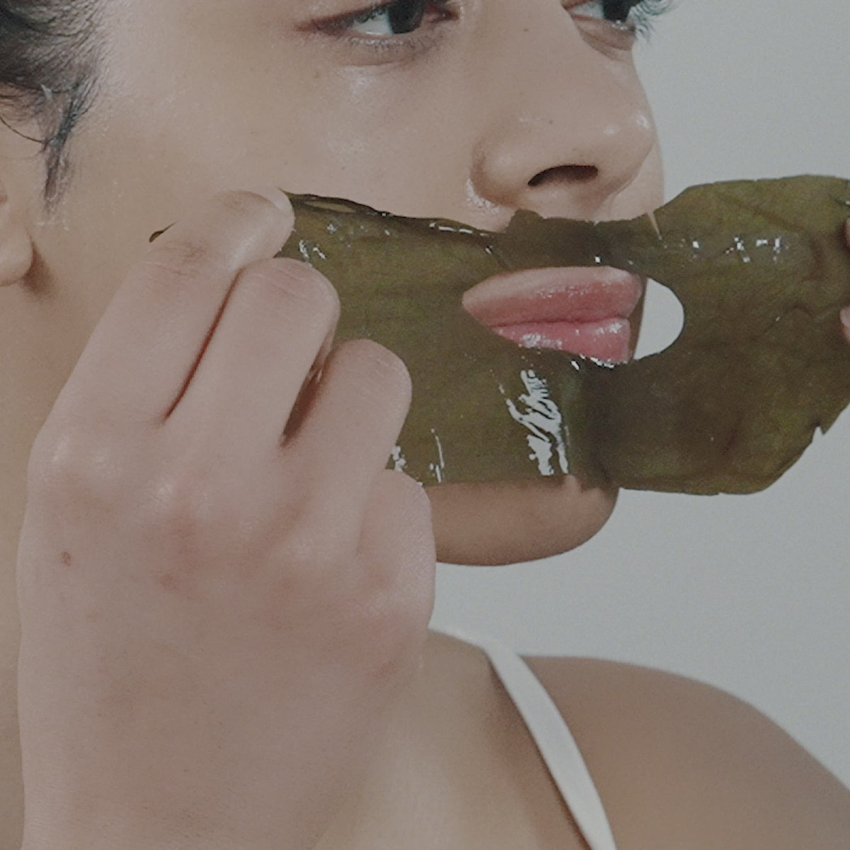 Video laden: Algae Kelp Mask -- echte Algen, zweiteilig für Augen- und Mundpartie, 5 Stück