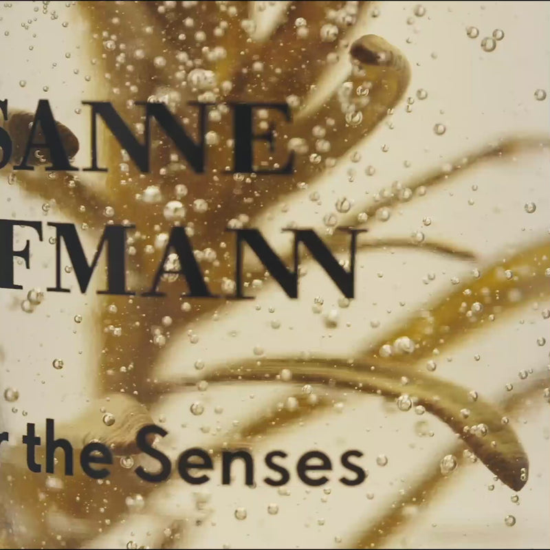Susanne Kaufmann Bath for the Senses / Bad für die Sinne, 250ml – Video: Flasche mit Pflanzenzweig in Nahaufnahme und im Bad