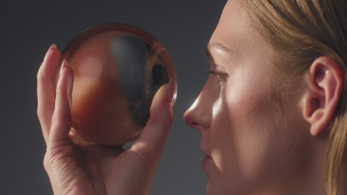 Video laden: RMS Beauty ReDimension Daily Glow Palette – Video: Auftragen der Highlighter-Töne auf Wangenknochen und Gesicht
