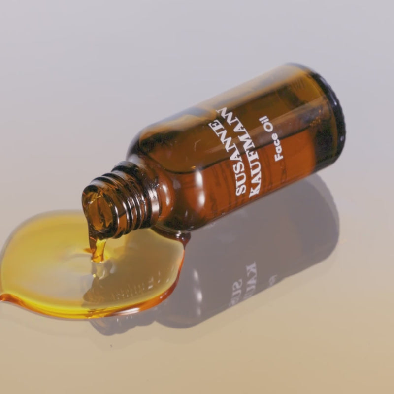 Susanne Kaufmann Face Oil / Gesichtsöl, 30ml – Video: liegende Flasche, Öl fließt aus
