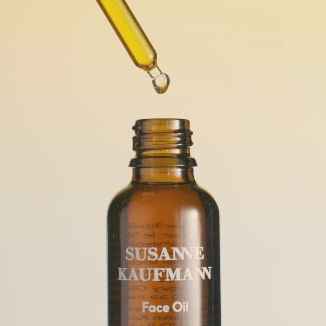 Video laden: Susanne Kaufmann Face Oil / Gesichtsöl, 30ml – Video: Öl tropft von der Pipette in die Flasche