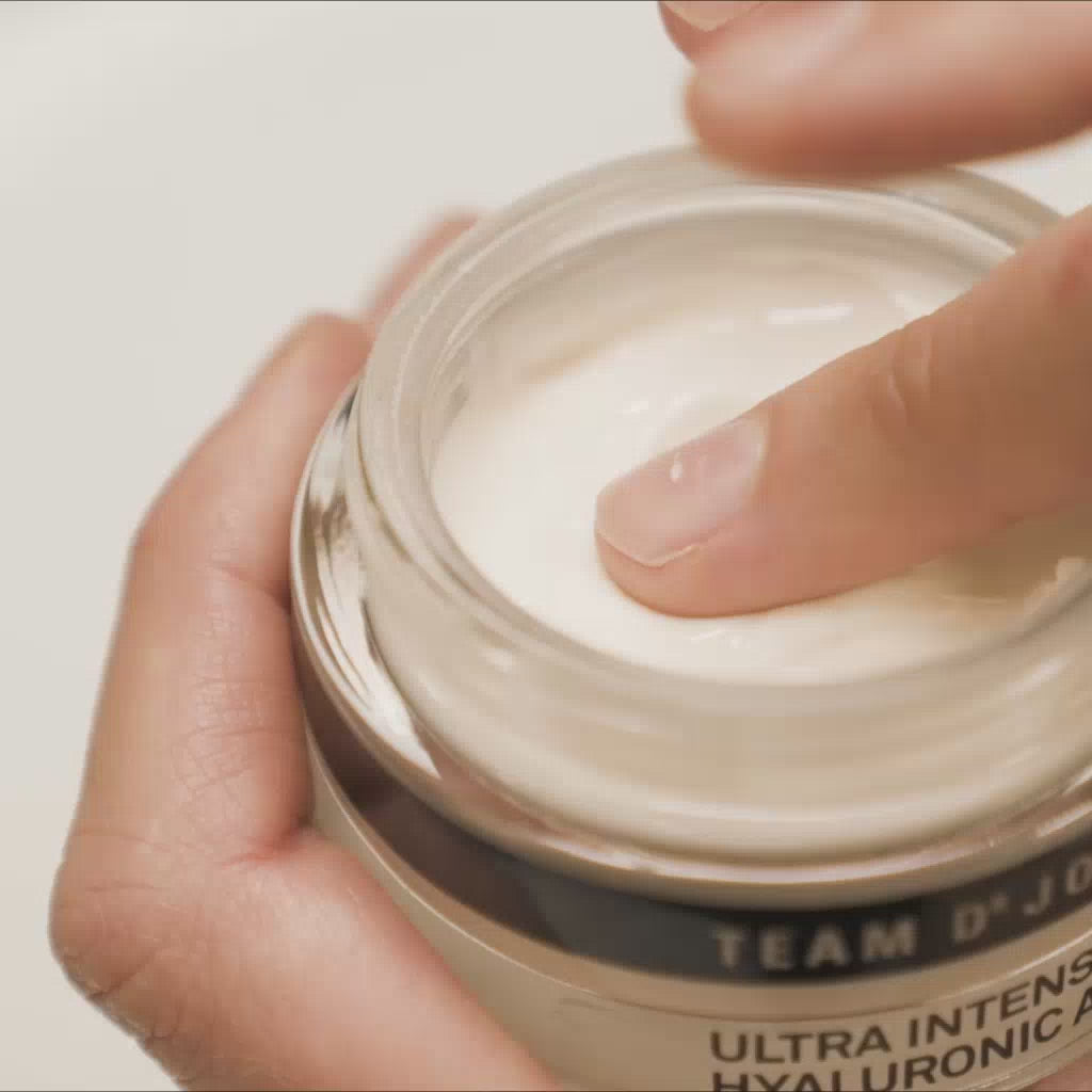 Video laden: TEAM DR JOSEPH Barrier Restoring Rich Cream, 50ml – Video: Creme wird auf Gesicht und Hals aufgetragen und sanft eingeklopft