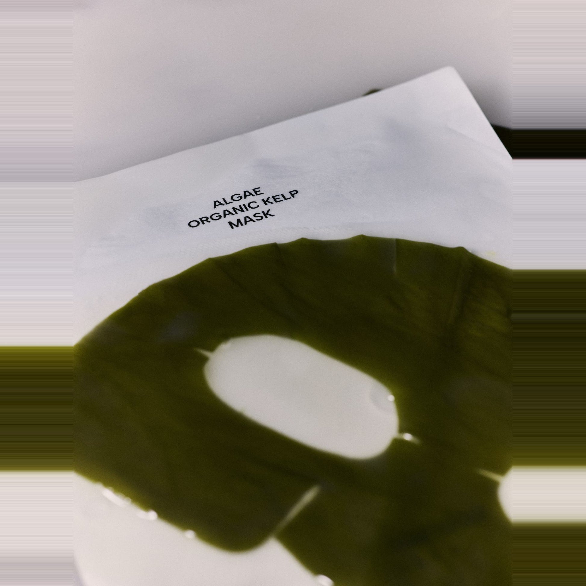Feuchtes Kelp-Algenblatt der Maske neben dem geöffneten Sachet