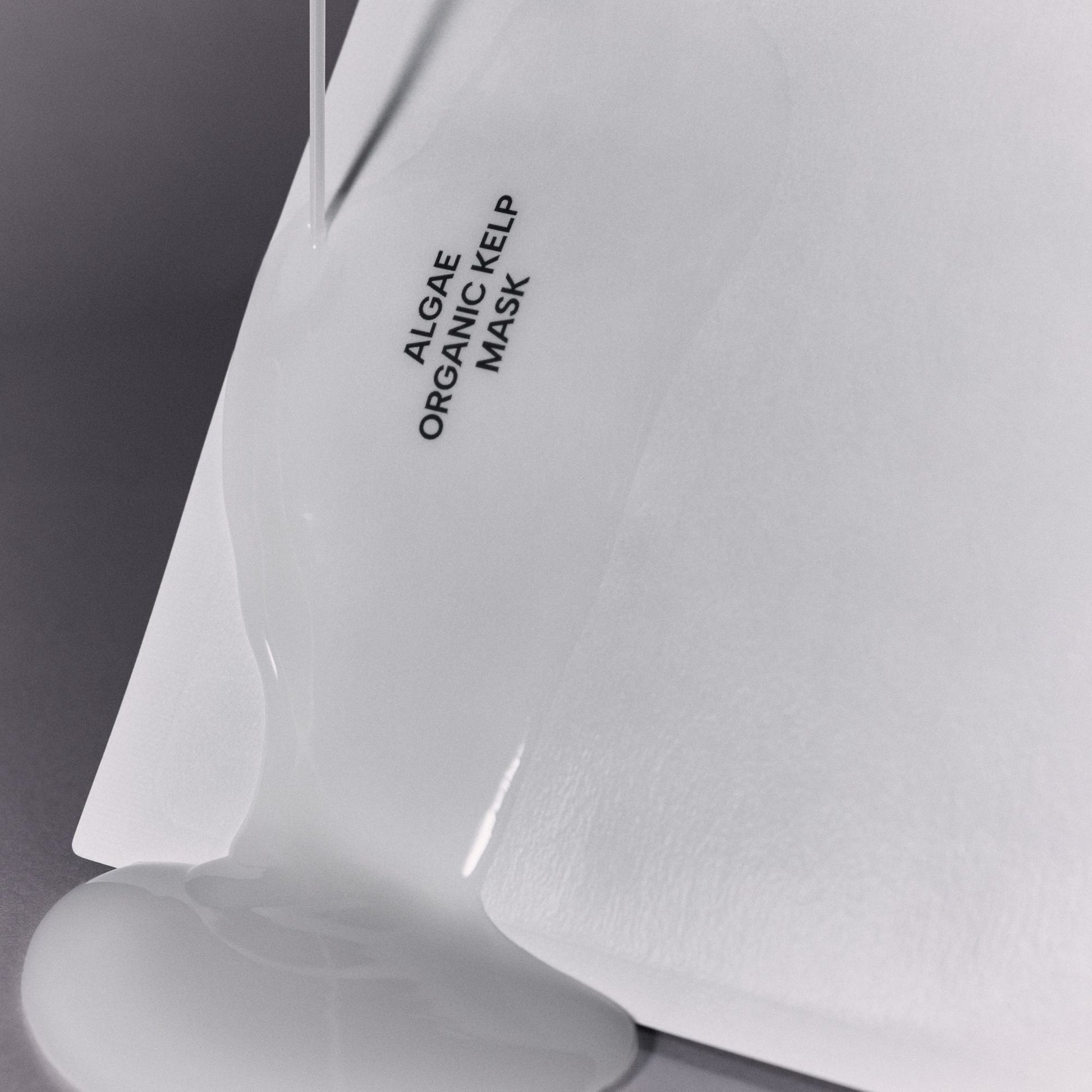 Serum tropft aus dem geöffneten Sachet der Algae Kelp Mask