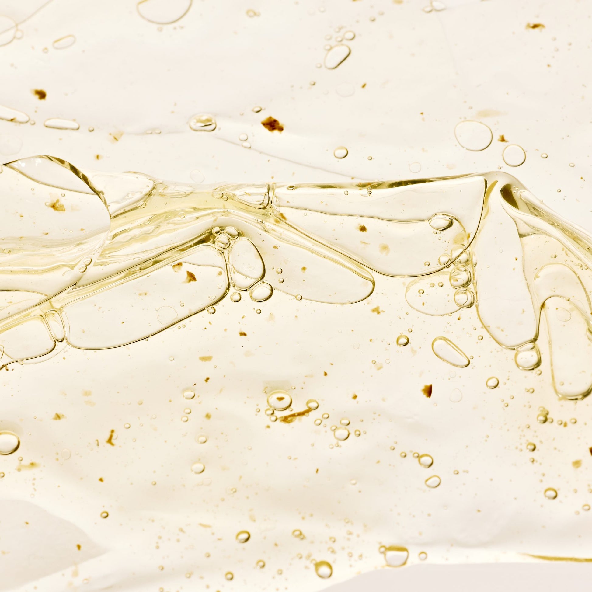 Textur des Frucht-Serums: goldgelbes Gel mit feinen Fruchtpartikeln