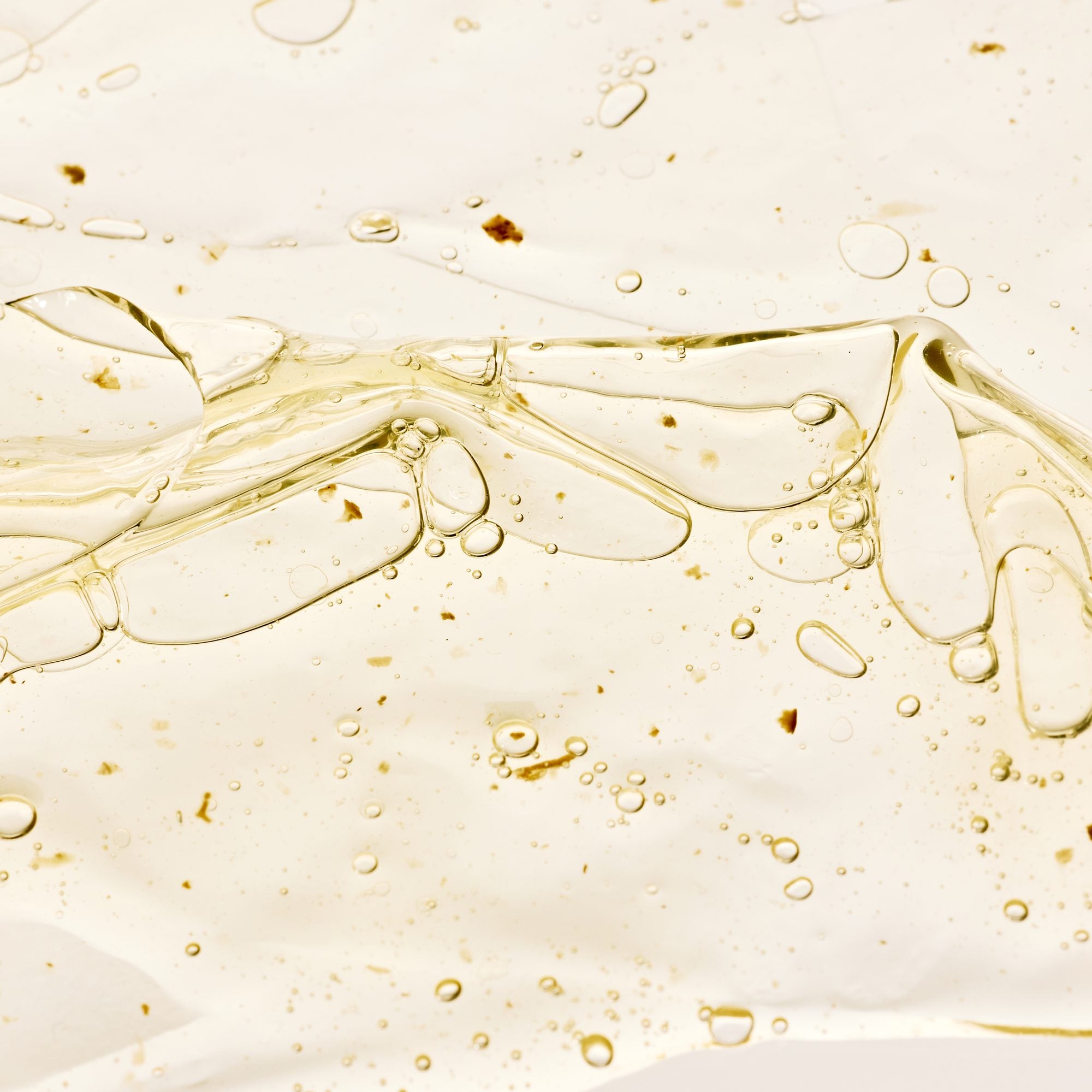 Textur des Frucht-Serums: goldgelbes Gel mit feinen Fruchtpartikeln