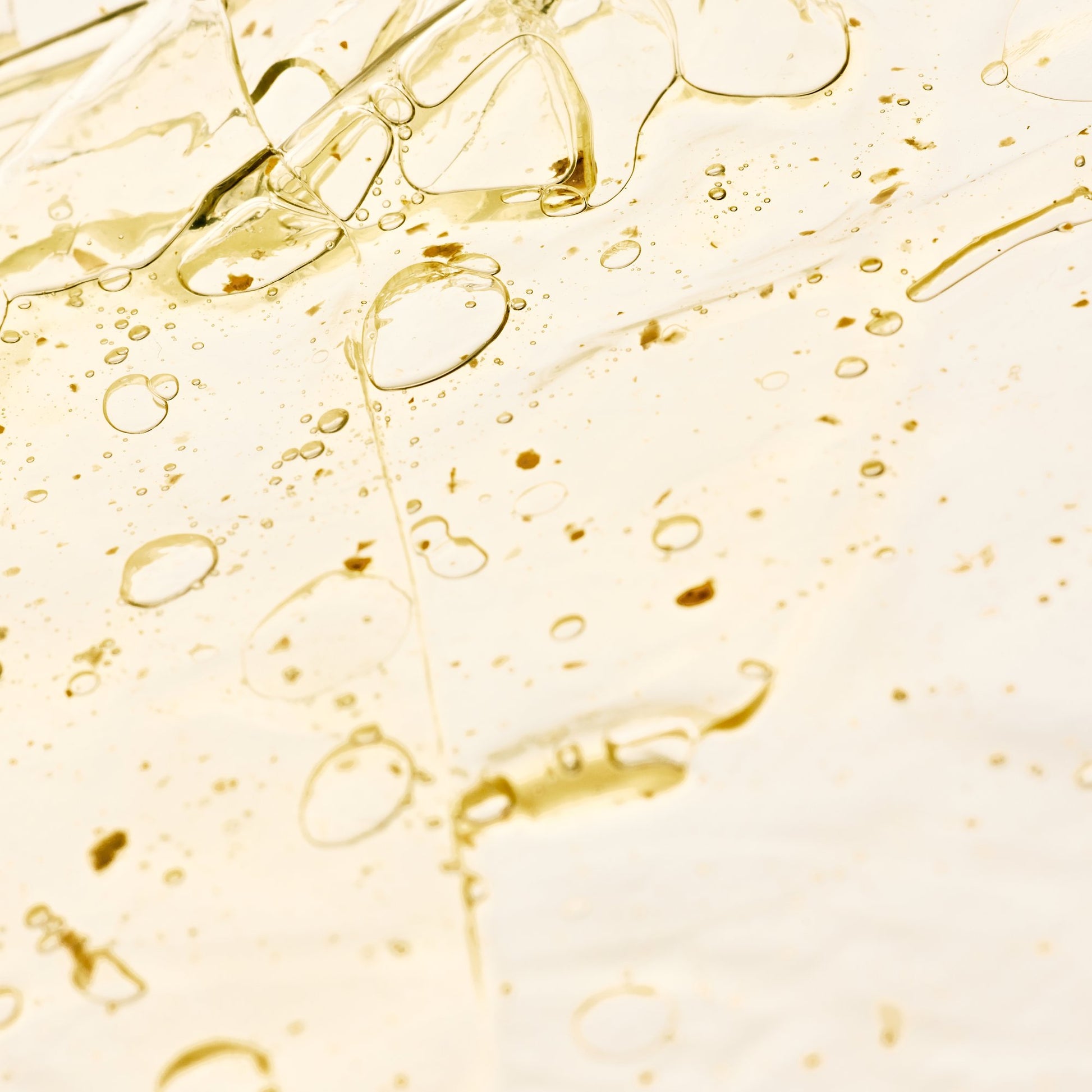 Nahaufnahme der Gel-Textur mit Luftbläschen und Fruchtstückchen